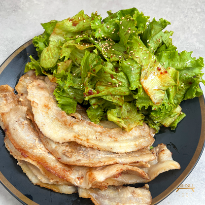 얇은 삼겹살구이와 상추 겉절이 Grilled Thin Pork Belly with Lettuce Salad