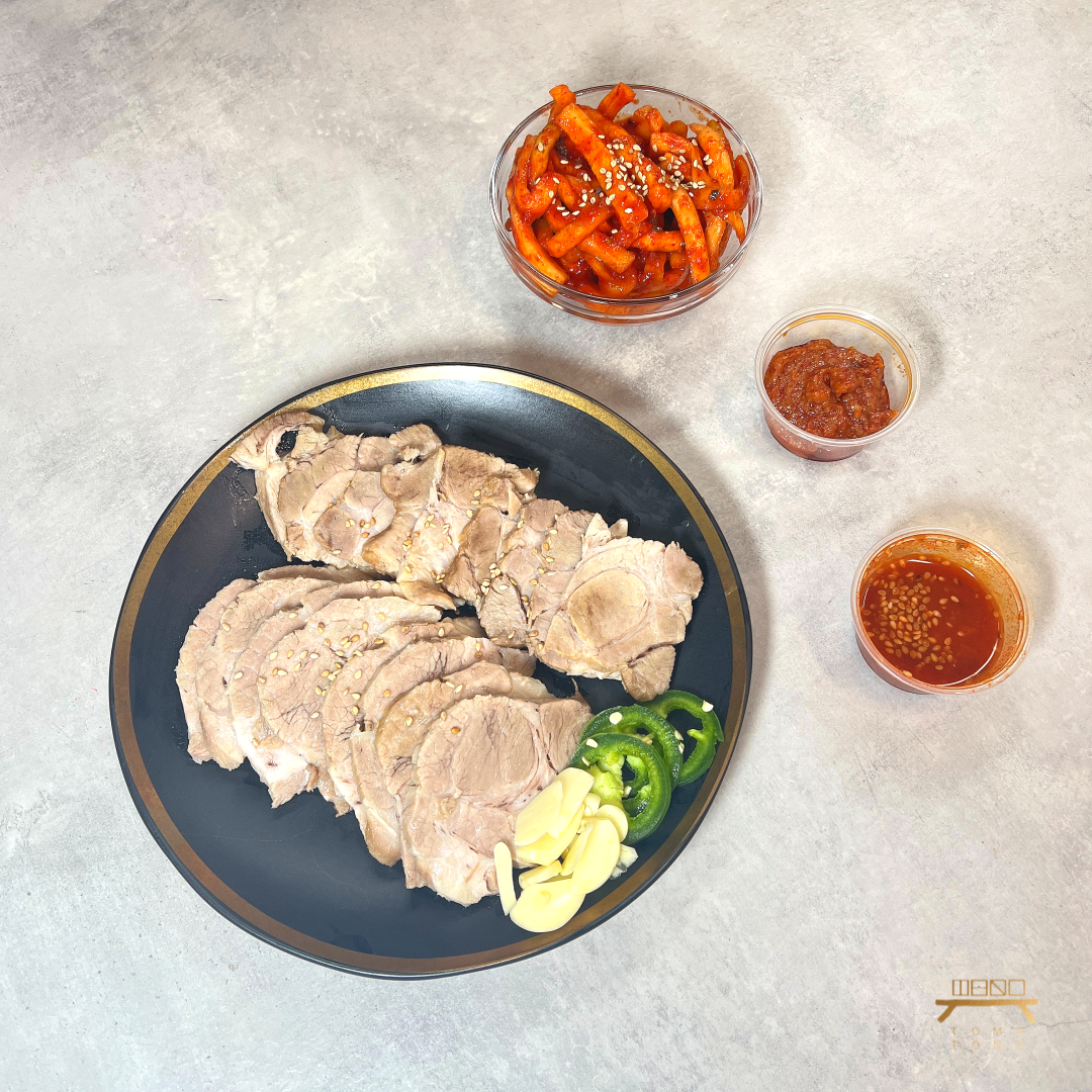 돼지수육 & 꼬들무김치 (완조리) Boiled Pork Butt with Spicy Radish Kimchi (Cooked)