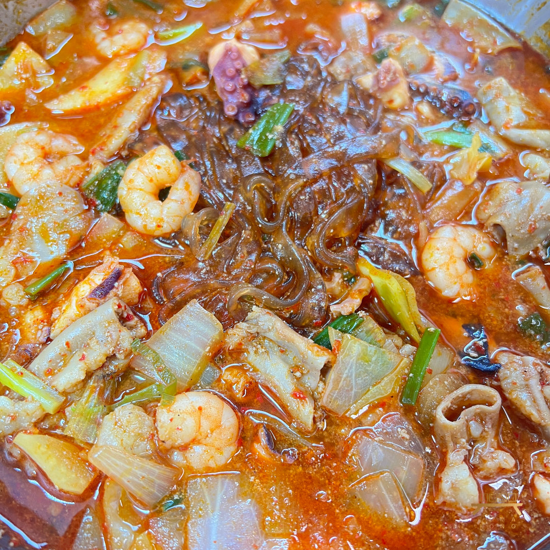 낙곱새 전골 조리법 Small Octopus, Shrimp, Beef Intestine Hot Pot Recipe